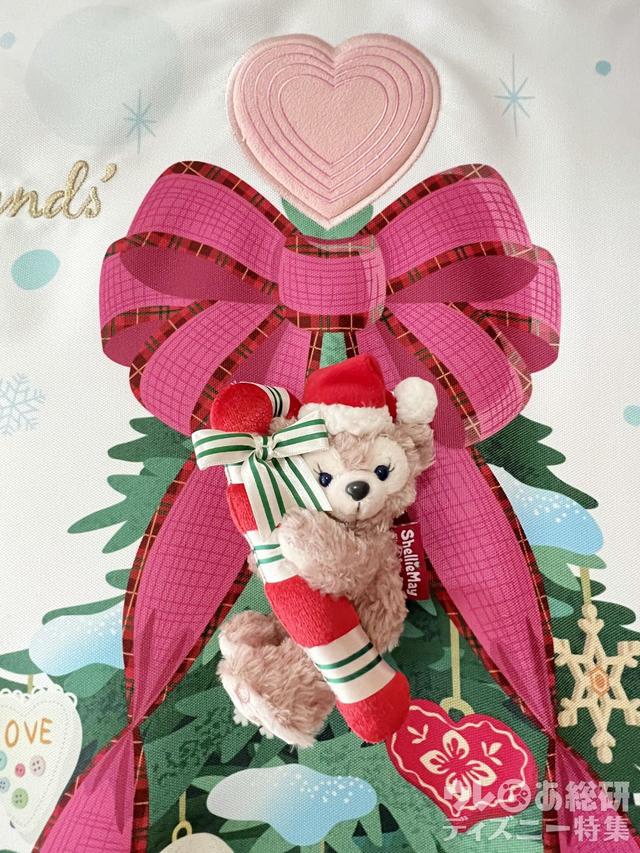 「クリスマスを楽しむグッズ」タペストリーとぬいぐるみバッジ