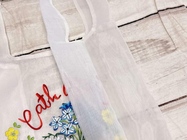 【PEACH JOHN×キャス キッドソン】「シアーエンブロイダリーバッグ」サイドにしっかりとマチもあるので収納力は抜群！