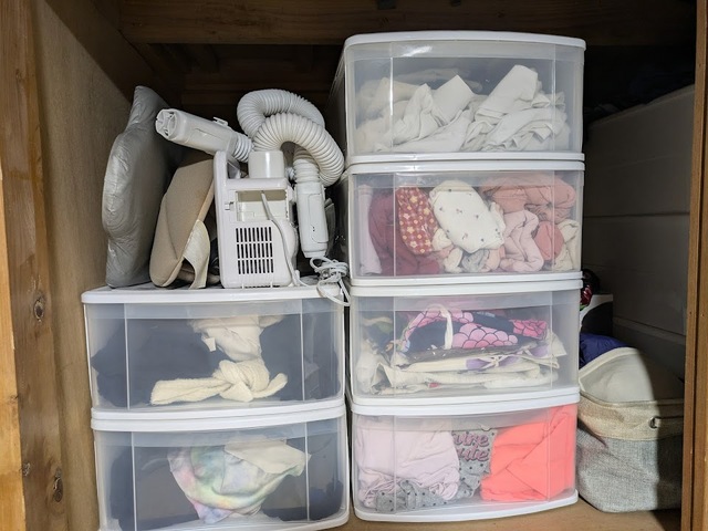 【ハンガーラック使用前】衣装ケースは奥行きがありすぎて取り出しにくく、周りに置いたものが雑然としていました…