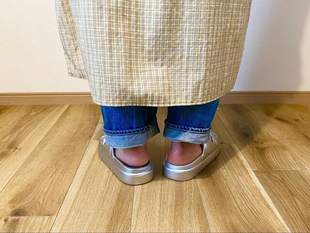【3COINS EVAダブルベルトサンダル】カラーはブラックとシルバーの2種類です