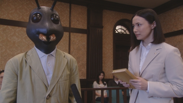 「アリとキリギリス」裁判（2016）で被告人のアリを追及する検察官（ミムラ）