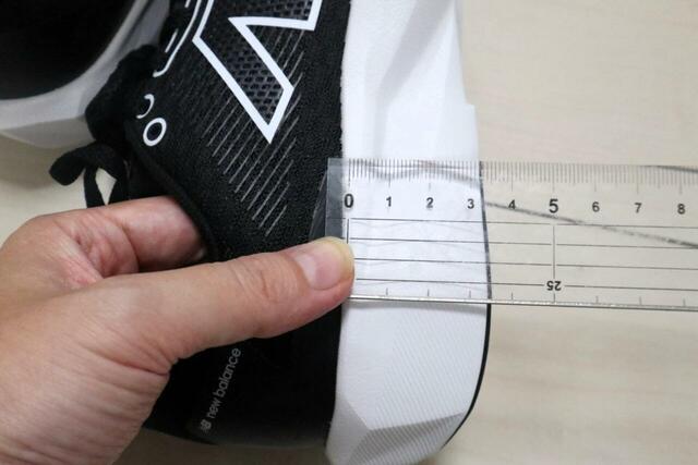 【ニューバランス ランニングシューズ W413】かかとは一番高いところで約3cmほどありました