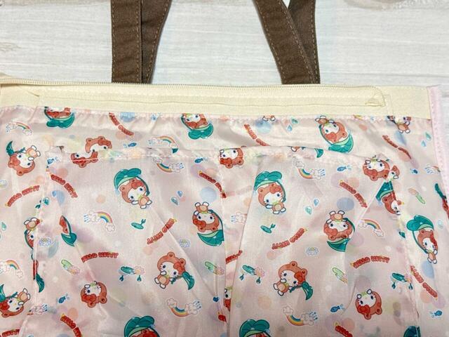 内側のフロント側にオープンポケットが2つ付いています