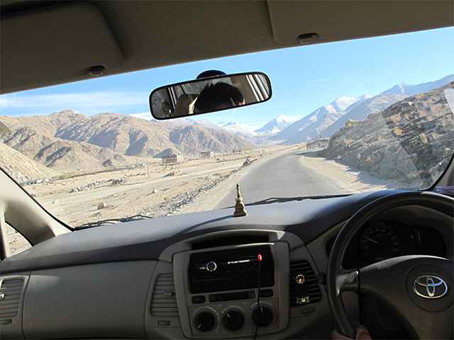 ラダック地方の荒涼としながらも、どこかおおらかな景色。