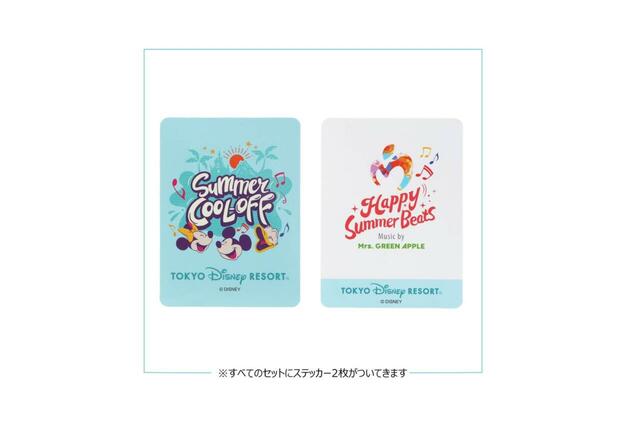 カンバッジ ステッカー付き 900円｜東京ディズニーリゾート スペシャルイベント「サマー・クールオフat Tokyo Disney Resort」Mrs. GREEN APPLEコラボグッズ｜販売店舗：東京ディズニーランド「ディズニー＆カンパニー」、東京ディズニーシー「エンポーリオ」｜発売日：2025年7月24日（木）