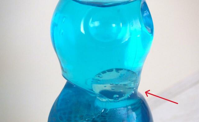 【カルディオリジナル ハロウィンくろねこラムネ ブルーベリー味　250ml】もちろんビー玉が入っています