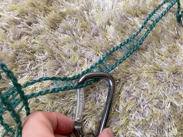 【セリア ハンガーロープ5m】全長：約5m、本体素材：ポリエチレン、フック素材：ステンレススチール、カラーはブラックとカーキの2種類