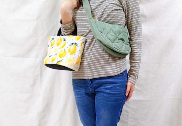 華やかなデザインのサブバッグを合わせてもかわいい