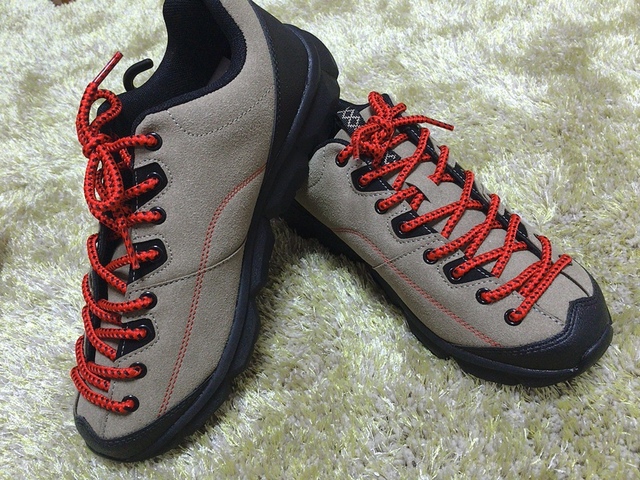 【ワークマン DIA高撥水シューズ アーバンハイク】赤いひもがかわいい