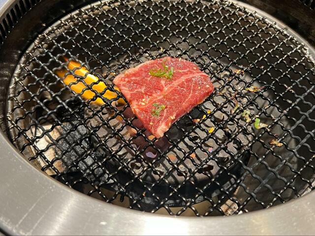 【安楽亭　ワイルドロース】口いっぱいに赤身肉の旨味が広がるように計算された厚さ