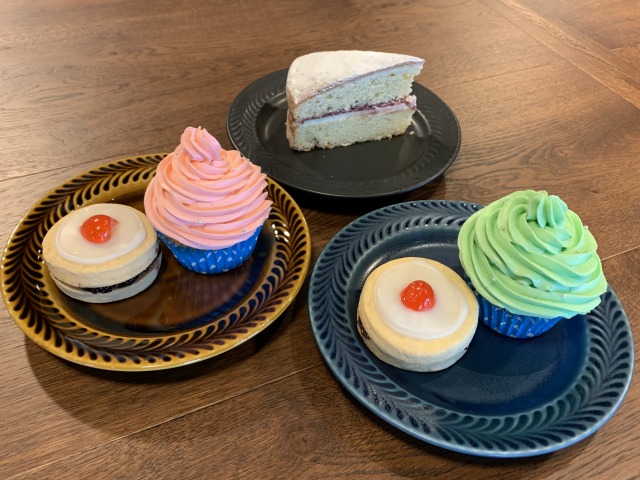 「ジャムクッキーとカップケーキ」1,000円(写真手前左右)、「ヴィクトリアスポンジケーキ」700円(写真奥)