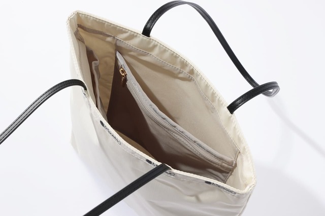 【レスポートサック「Vertical City Tote」】反対側にはスマホなどを入れるのに便利なポケット付き！