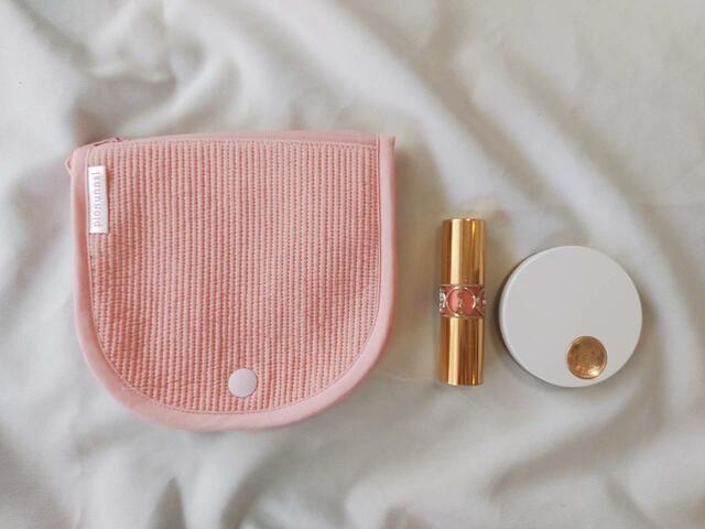 アイシャドゥやリップが入るくらいの大きさ