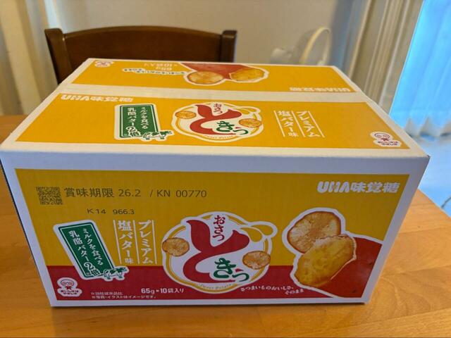 【コストコ UHA おさつどきっ プレミアム塩バター味】箱パッケージは明るい黄色で棚でも目を引くデザイン!