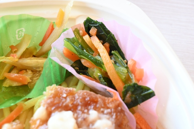 【ライフの冷凍弁当／チキン南蛮とひじきご飯】【ライフの冷凍弁当／チキン南蛮とひじきご飯】タルタルソースがかかっていて、コクたっぷりのお味の副菜