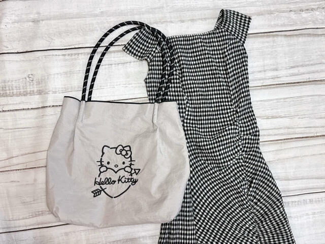 【しまむら トートバッグ（ハローキティ）】大人フェミニンなドレスに合わせてもかわいい
