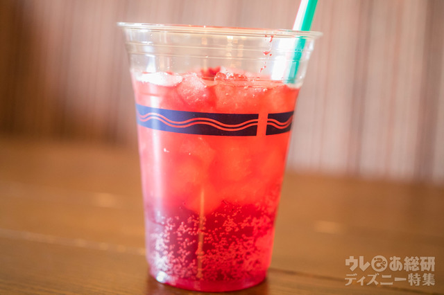 ワインカクテル（ミックスベリー） 680円｜カフェ・ポルトフィーノ｜東京ディズニーシー「クリスマス・ウィッシュ」