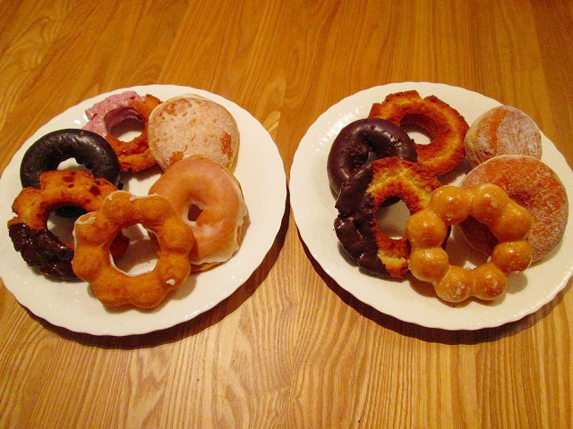 （右）ミスタードーナツのドーナツ6種　（左）セブン-イレブンのドーナツ