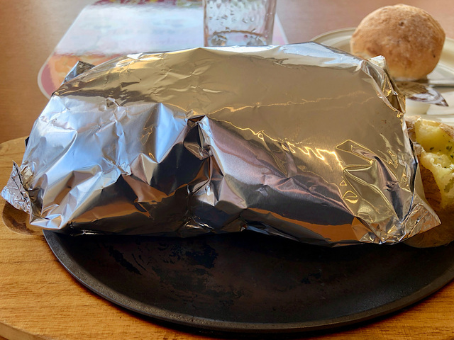 【ココス　濃厚ビーフシチューの包み焼きハンバーグ 110g ランチ】パンパンに膨らんだホイルを切ると食欲を刺激する香りに包まれます