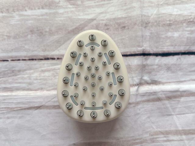 裏側に40本のピンがついた電気タイプのブラシ！