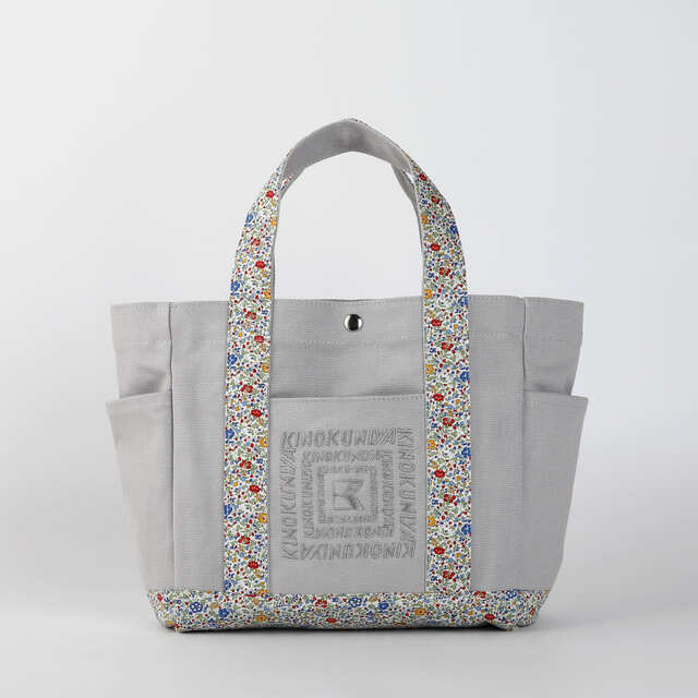 【紀ノ国屋 MADE WITH LIBERTY FABRIC「紀ノ国屋 リバティプリント コットントート」￥3,850】グレー／「ケイティ・アンド・ミリー」はリバティのアーカイブに収められていた1920年代の柄をヒントにして生まれたもの