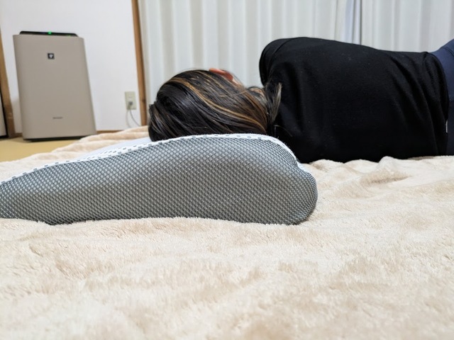 【ニトリ　横向き寝がラクなまくら】筆者には本体＋低めシート1枚がいい塩梅でした！