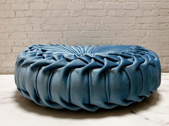 【ニトリ　デコホーム　円形クッション（ダリア 2 BL）】サイドから見てもかわいい…！