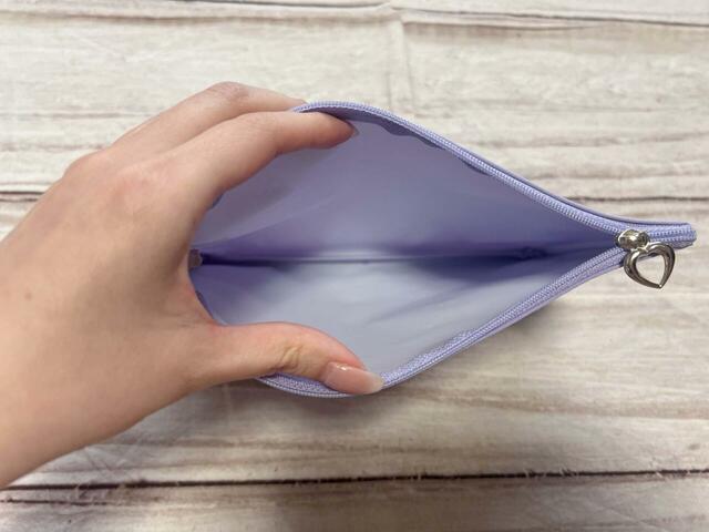 内側は仕切りやポケットなどはないシンプルな作り