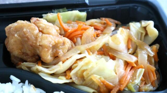 【ラ・ムー 弁当 唐揚げ&みそ野菜炒め弁当】野菜炒めは、キャベツ・にんじん・たまねぎを炒めてあります