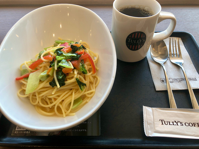 【タリーズコーヒー　彩り野菜と利尻昆布だしの和風ペペロンチーノセット】利尻昆布だしの旨みにピリッとした唐辛子の辛味、彩り野菜のおいしさを楽しめるパスタ　ドリンクはオリジナルティーをチョイス