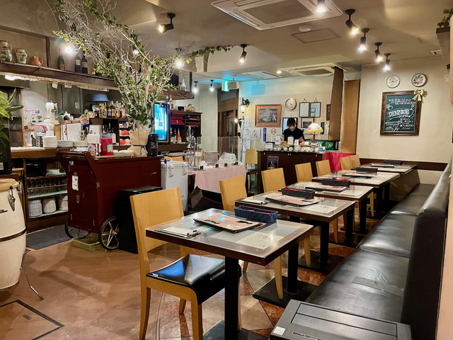 【ホットケーキ倶楽部 我家我屋本店】２人用のテーブルの他、４人掛けのテーブルもあります