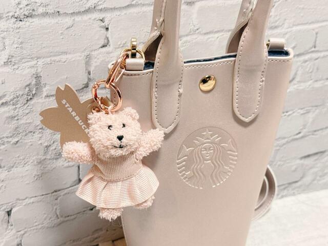 「SAKURA2026」第1弾のベアリスタチャームを装着！チャームをつける際は、Dカンにつけるのがおすすめ