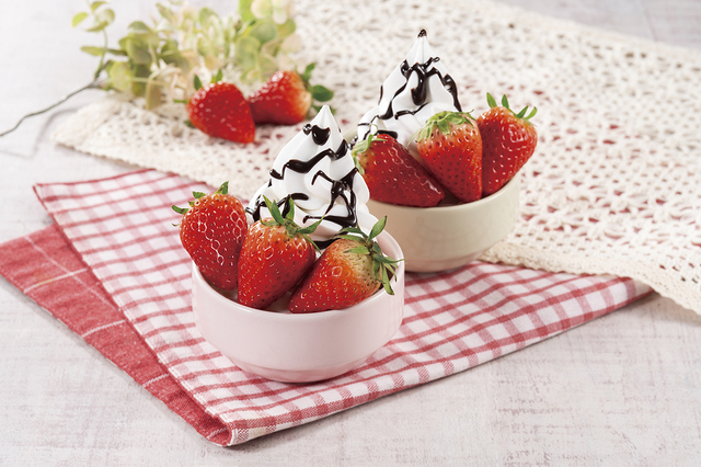 「国産いちごの楽しみ方 ソフトクリーム」＜期間：2025年3月24日～4月6日＞【国産いちごが食べ放題！さらに「クレープ・寿司・小籠包」など85品以上も食べ放題！ニラックスブッフェ28店舗にて開催！】