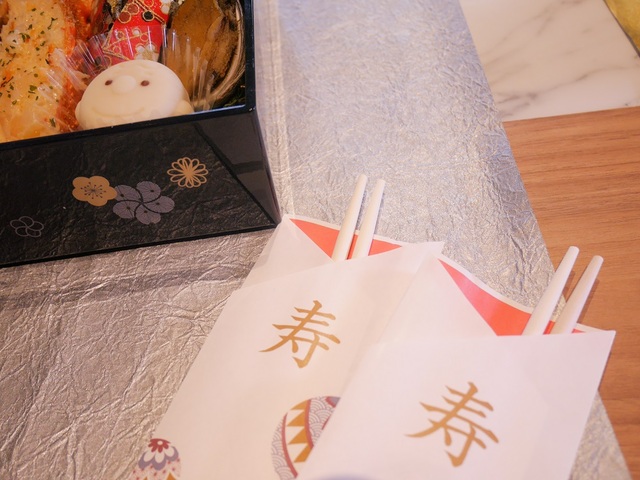 おせち・一段重「スヌーピー」｜祝い箸も付いてきます