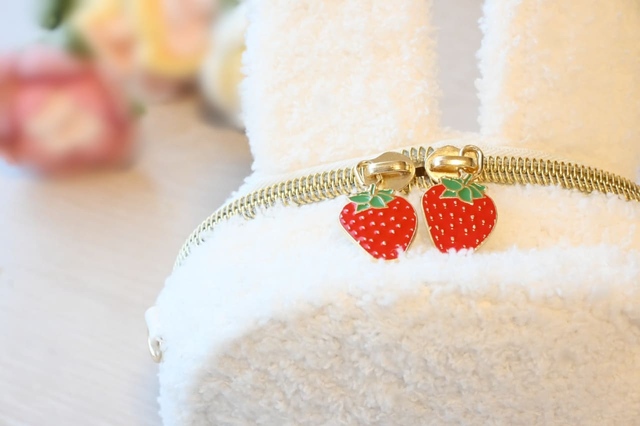 【「miffy いちごチャームの2WAYポーチ＆ショルダーバッグ BOOK」（宝島社）】引き手のいちごチャームがとってもかわいい！