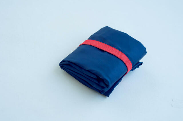 【レタスクラブ2025年12月増刊号 特別付録「ポケットつきSNOOPYでかエコバッグ」】付属のゴムでサッとまとめてもこんなにコンパクトに!