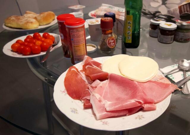 朝食には食べ切れないほどたっぷりのハムとチーズを数種類購入