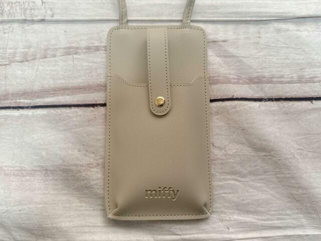 フロントにスマホが入るポケット付き