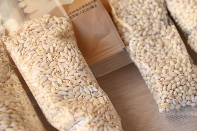 手前が「白米好きのための もち麦」。極力白米に寄せてつくられたもち麦で、形も白米っぽい！