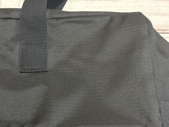 軽くて丈夫なリップストップ素材を採用