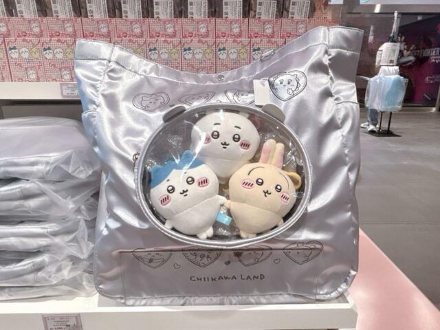 ポケットにぬいぐるみを入れて持ち歩ける仕様！