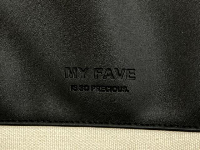 【3COINS 【推し活】参戦バッグ】表面のポケットには「MY FAVE IS SO PRECIOUS（推しが尊い）」の文字が