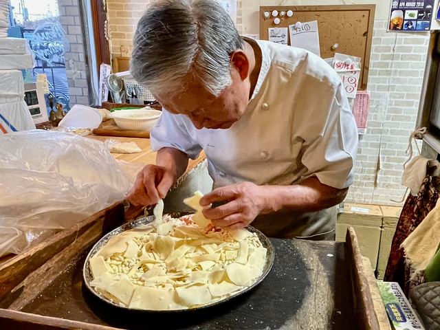 【トニーズピザ】３種類のチーズがてんこもり。イタリア式とは生地もチーズの盛り方もまったく異なる。焼くとチーズがとろけて、香りも味も別格