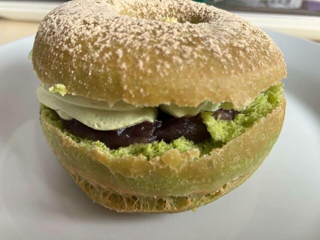 横から見ると、宇治抹茶ホイップとあんこが見える。【ミスタードーナツ春の新作】