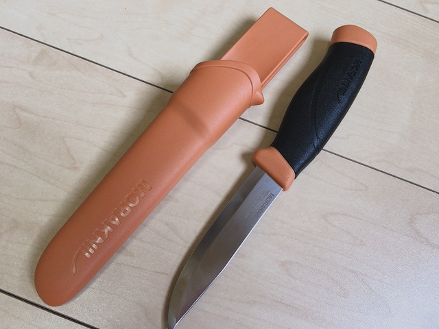 【モーラナイフ Morakniv Companion Heavy Duty Burnt Orange (ステンレス) 】ケースつきでベルトに装着可能