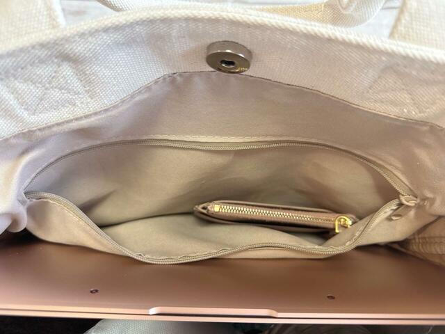 内側のファスナーポケットにはミニ財布をイン！