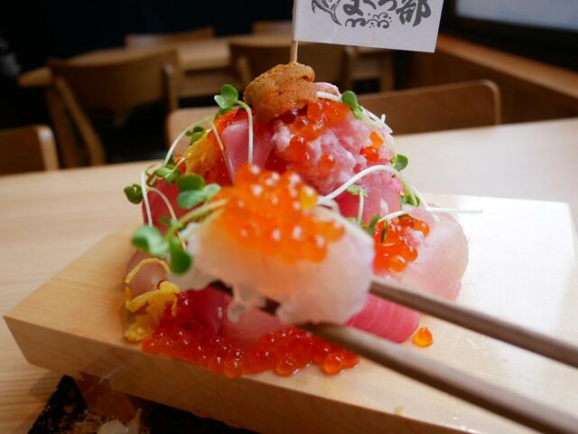 新鮮なお刺身をご飯と一緒に