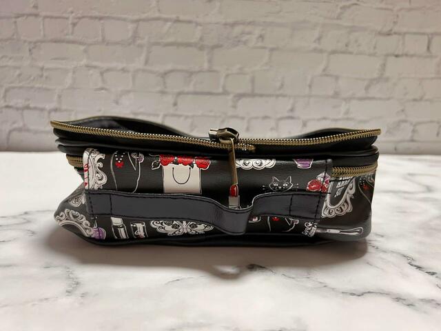【ANNA SUI COLLECTION BOOK 2つに分かれるバニティポーチ】下段は背面にとってがついています