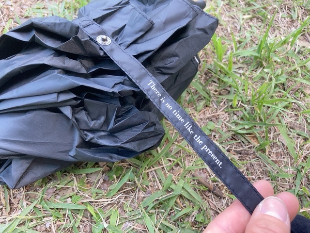 【3COINS 晴雨兼用折傘持ち手カラビナ】カラーはブラックとカーキの2種類