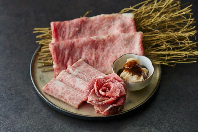 「下段：和牛ロースのブーケ／山笑ふカルビ／霜降り焼きすきロース／旨辛ホルモン」＜価格：8,030円（税込）＞【美しく上質なお肉が並ぶ“焼肉アフタヌーンティー”が「やきにく 山笑ふ」に新登場！豪華3種肉寿司の食べ放題付き！】